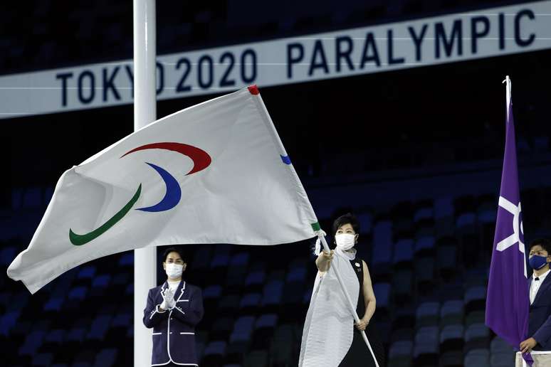 A governadora de Tóquio, Yuriko Koike, carrega a bandeira Paralímpica Issei Kato Reuters