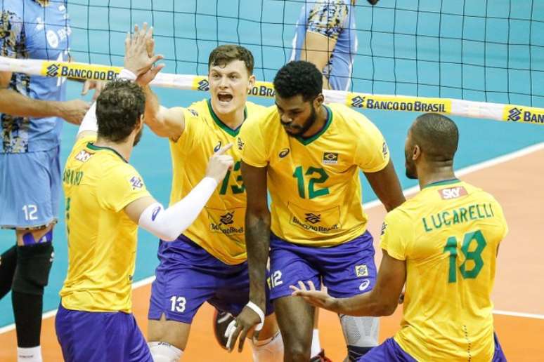 Jogadores do Brasil festejam título Sul Americano neste domingo em Brasília William Lucas Inovafoto CBV