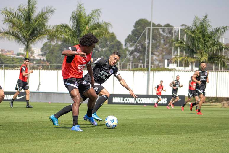 Willian em treino do Corinthians @FelipeSzpak Agência Corinthians