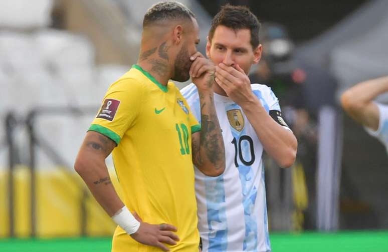 Neymar e Messi conversando durante o jogo em Itaquera (Foto: NELSON ALMEIDA / AFP)