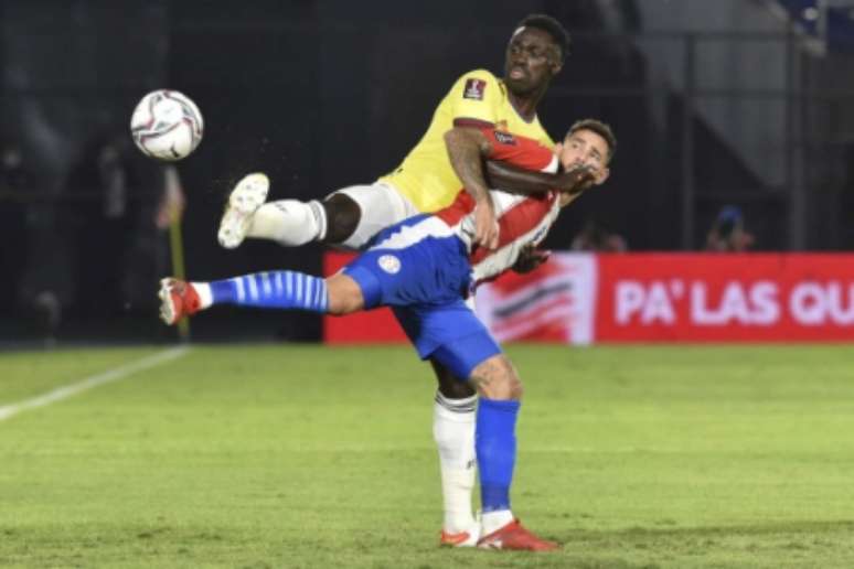 Davinson Sánzhez foi titular nos dois jogos da Colômbia na Data-Fifa (Foto: NORBERTO DUARTE / AFP)