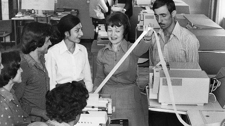 Estudantes de computa&ccedil;&atilde;o no Instituto Polit&eacute;cnico de Cabul em 1981