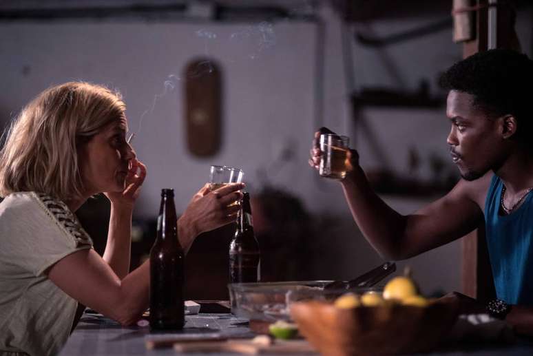 Cena do filme 'A Salamandra', de Alex Carvalho, com Mariana Fois e Maicon Rodrigues