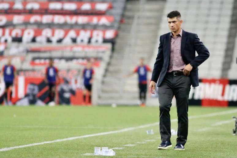 Treinador fez sua estreia dirigindo o Leão no banco de reservas (Divulgação/Sport)