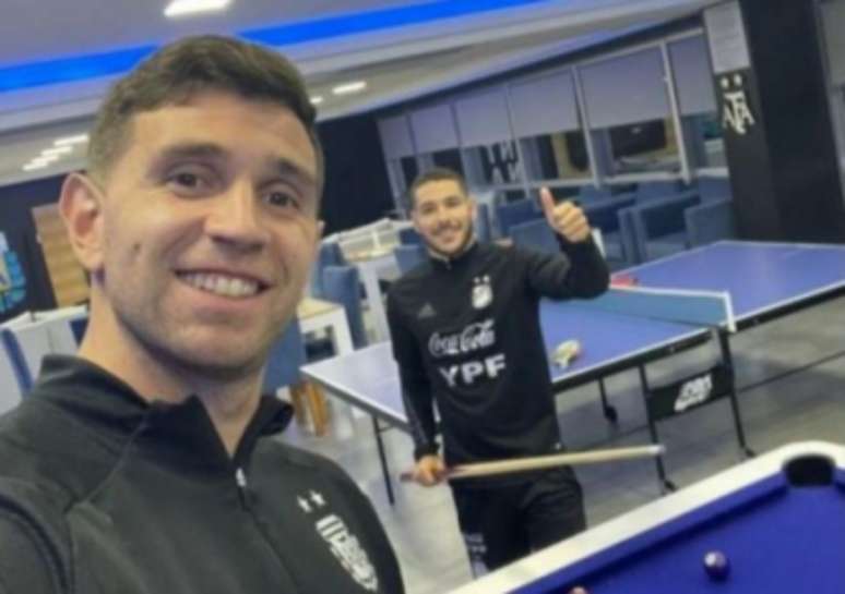 Dibu Martínez e Buendía são companheiros de clube e seleção (Foto: Reprodução / Instagram)