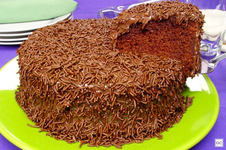 Guia da Cozinha - Receita de bolo de brigadeiro molhadinho