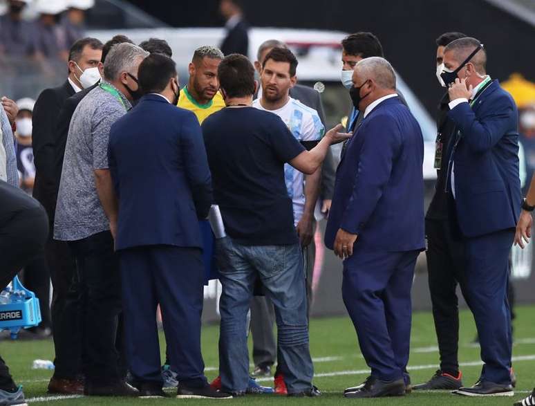 Lionel Messi e Neymar durante interrupção de jogo entre Brasil e Argentina em São Paulo
05/09/2021 REUTERS/Amanda Perobelli
