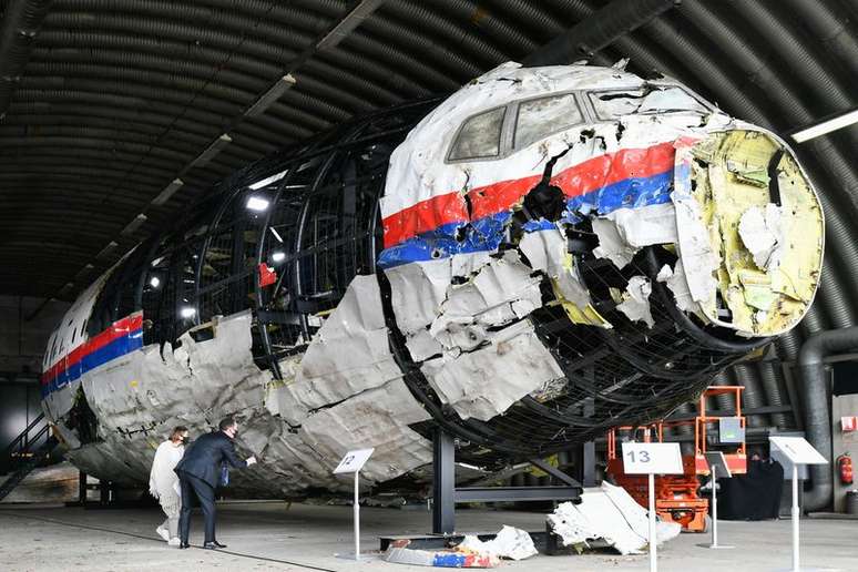 Juízes inspecionam reconstrução dos destroços do MH17, em Reijen, Holanda
26/05/2021 REUTERS/Piroschka van de Wouw/Pool