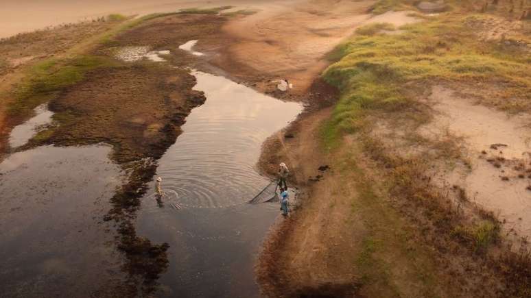 Cerca de 2 toneladas de peixes nativos foram resgatadas depois da redu&ccedil;&atilde;o da vaz&atilde;o do rio