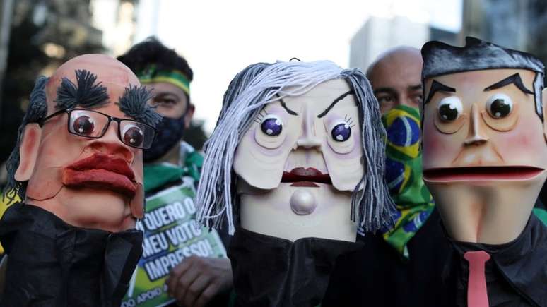 Fantoches representam ministros do STF em protesto favorável a Bolsonaro em São Paulo