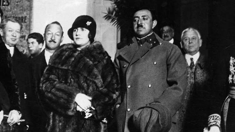 Amanul&aacute; Khan com sua mulher, a rainha Soraya, em uma viagem pela Europa em 1928