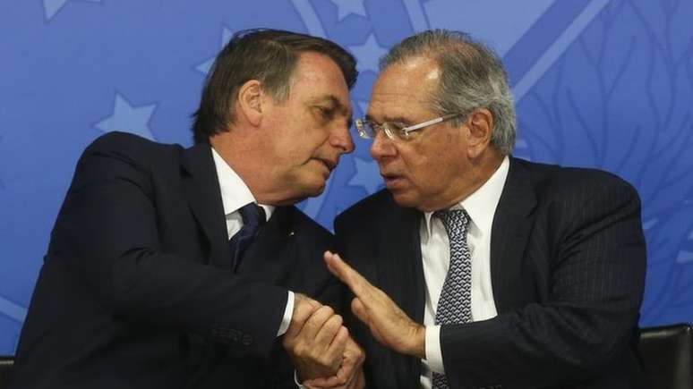 Jair Bolsonaro e Paulo Guedes: risco fiscal e crise entre poderes afugentam investidor
