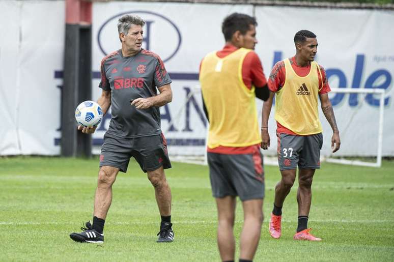 O técnico Renato Gaúcho no comando da atividade do Flamengo no Ninho (Foto: Alexandre Vidal/Flamengo)