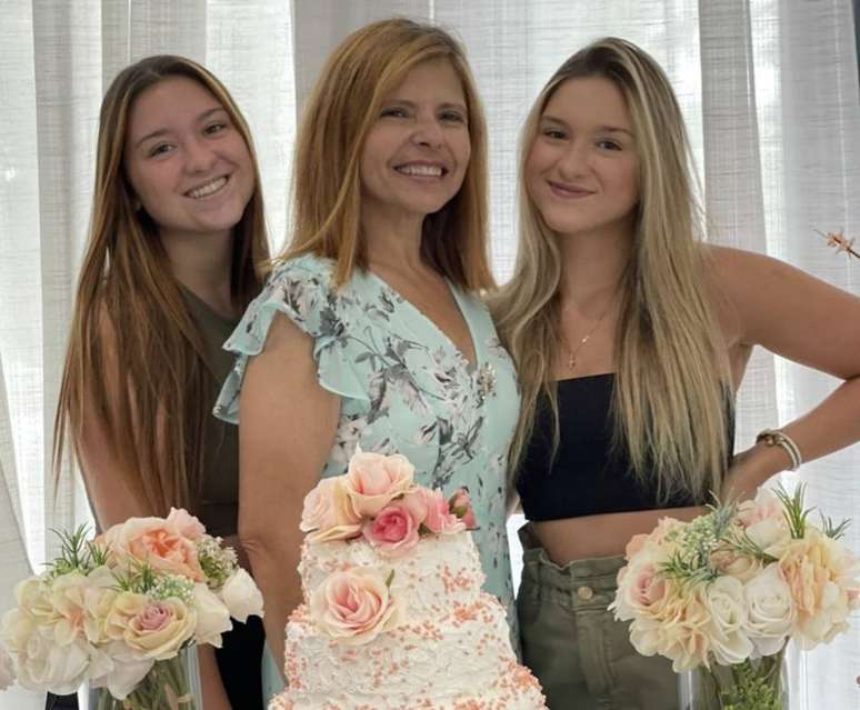 A ex-companheira de Gugu Liberato, Rose Miriam Di Matteo, comemorando aniversário com as filhas  