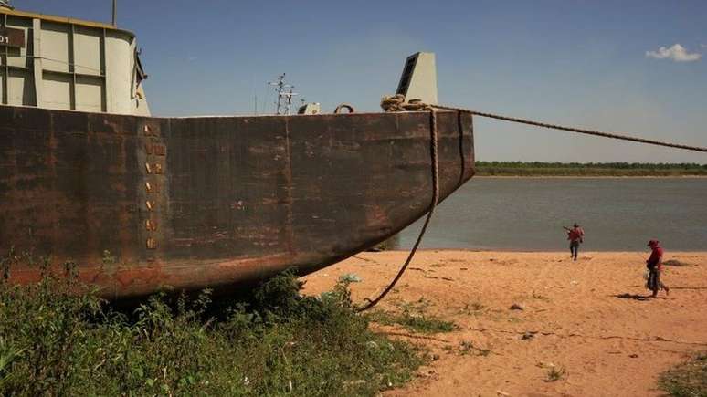 O rio Paraguai, que passa brevemente pela Bolívia, atravessa o Paraguai e deságua no rio Paraná. O rio Paraguai também apresenta níveis historicamente baixos.