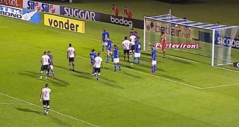 Vasco passou a maior parte do jogo contra o Avaí correndo atrás do placar (Foto: Reprodução/Premiere)