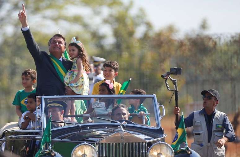 Bolsonaro se desloca para cerimônia pelo Dia da Independência, em Brasília, carro conduzido pelo ex-piloto Nelson Piquet
7/9/2021 REUTERS/Adriano Machado