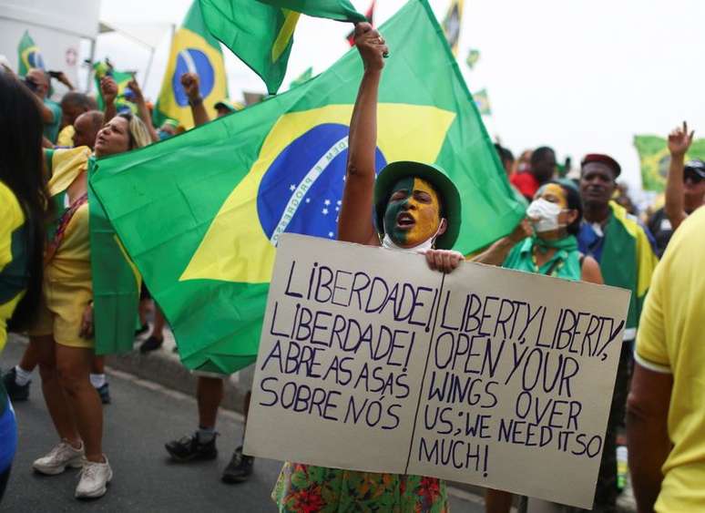 Apoiadores do presidente Jair Bolsonaro durante ato em Copacabana
07/09/2021
REUTERS/Pilar Olivares