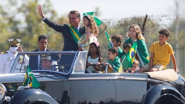 Jair Bolsonaro com crianças em carro durante manifestação em Brasília