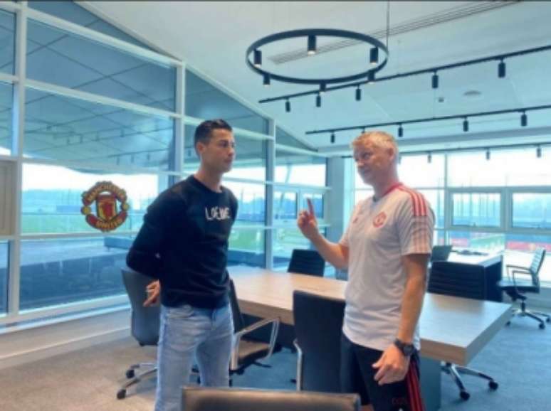 Cristiano Ronaldo teve conversa com o técnico Solskjaer nesta terça (Foto: Divulgação / Manchester United)