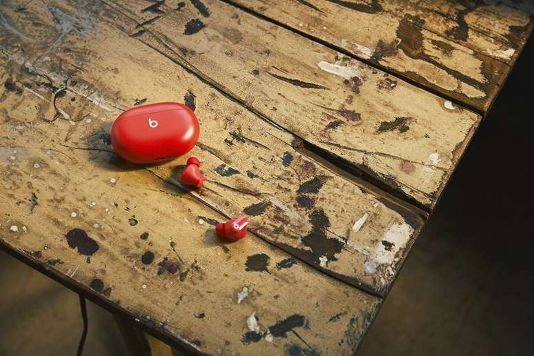 Beats Studio Buds têm cancelamento ativo de ruído, modo transparência e bateria de até 8 horas sem recarga
