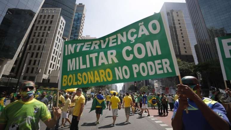 Militantes de direita pedem intervenção militar na av. Paulista