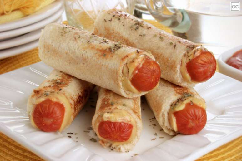 Guia da Cozinha - Enroladinho de salsicha com pão de forma