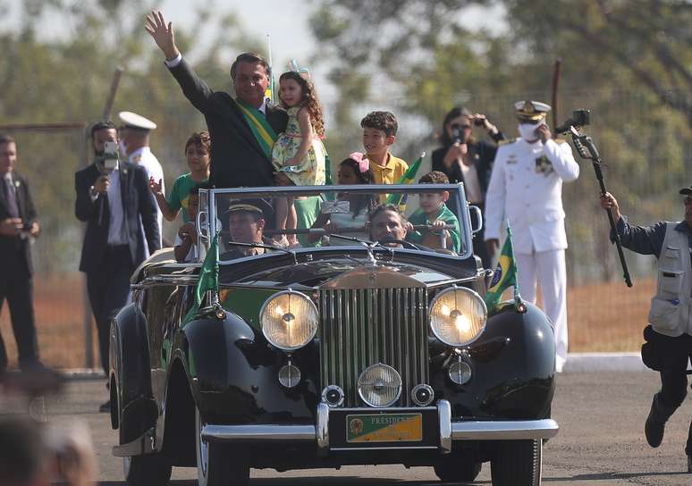 O presidente Jair Bolsonaro (sem partido) participa de desfile durante a cerimônia de hasteamento da bandeira nacional no Palácio da Alvorada, em Brasília, nesta terça-feira