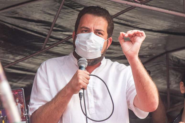Guilherme Boulos discursa durante manifestação contra Jair Bolsonaro