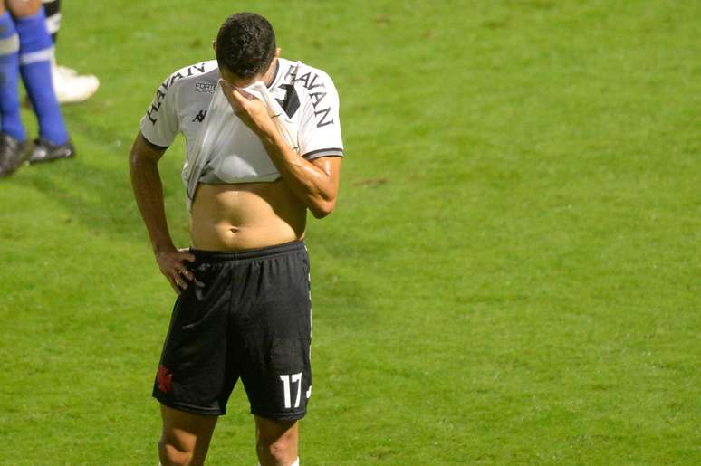 Vasco vai mal na Série B, numa campanha que envergonha sua torcida; o mesmo se dá com o Cruzeiro