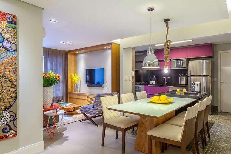 37. Decoração de sala de estar e jantar integradas com luminárias diferentes – Foto: 27 Arquitetura