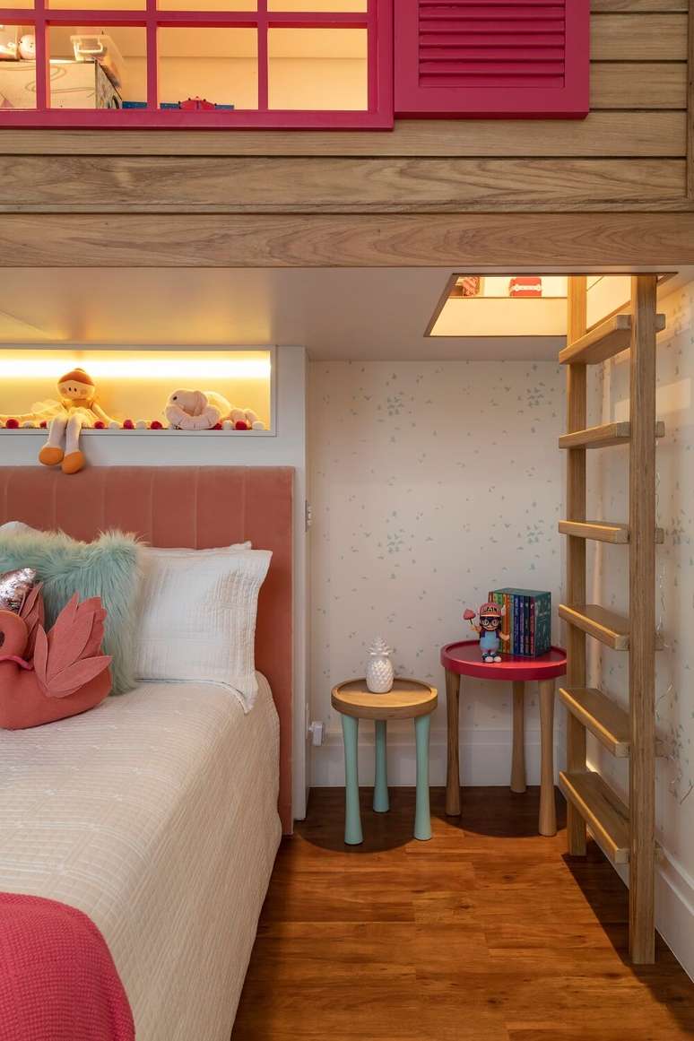 5. A escada de madeira d&aacute; acesso para a casinha. Projeto de Marta Calasans