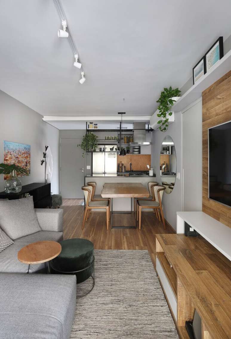 27. Decoração estilo industrial para sala de estar e jantar integradas pequenas – Foto: Vanessa Piccoli Arquitetura + Interiores