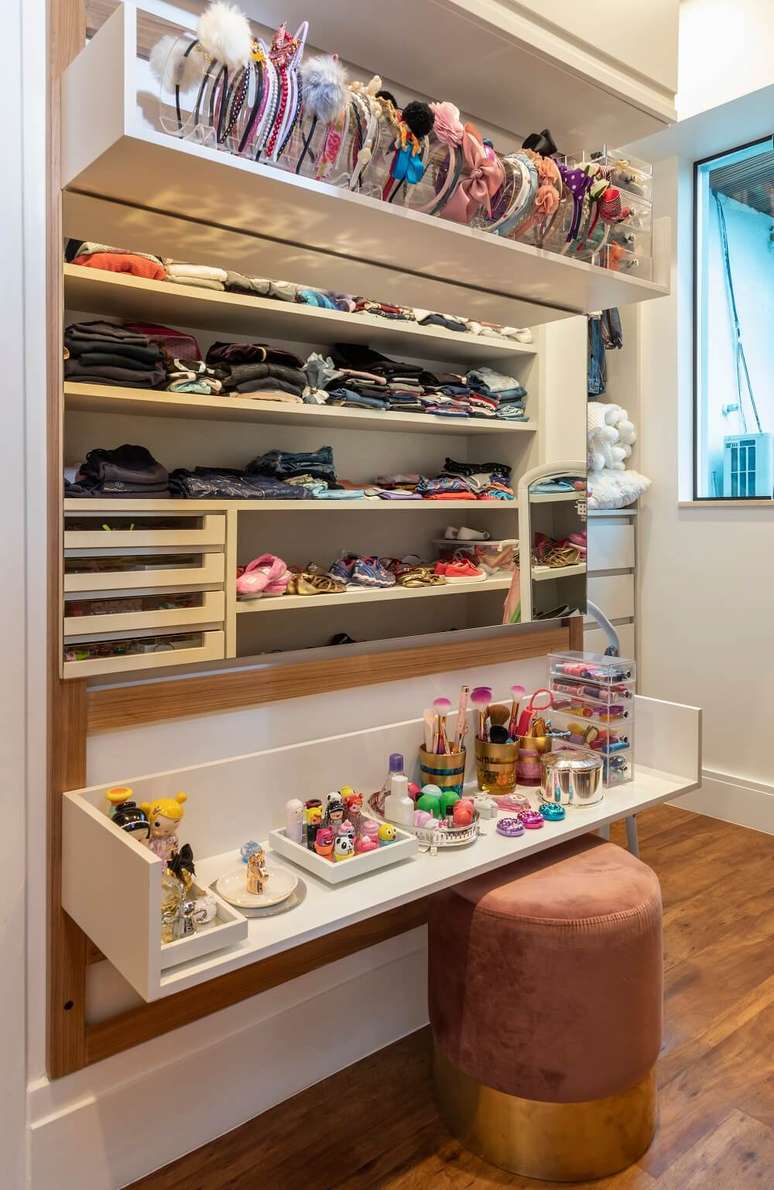 9. O m&oacute;vel com nichos auxilia na organiza&ccedil;&atilde;o de lacinhos e tiaras. Projeto de Marta Calasans