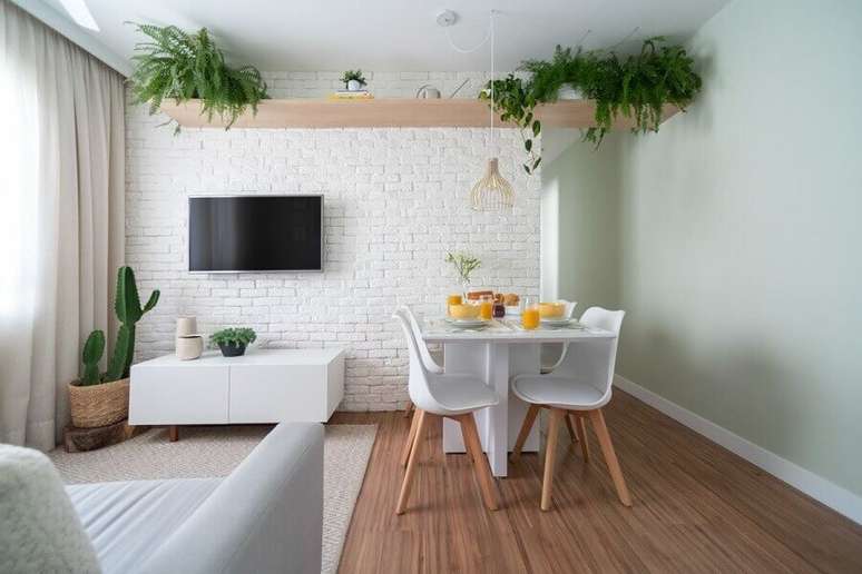 24. Decora&ccedil;&atilde;o de sala de estar e jantar integradas pequenas com parede tijolinho branca &ndash; Foto: Studio Canto