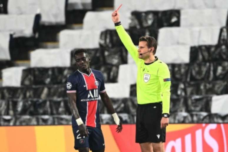 Gueye viu o cartão vermelho de Felix Brych (Foto: ANNE-CHRISTINE POUJOULAT / AFP)