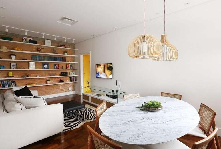 30. Decoração simples para sala de estar e jantar integrada com parede tijolinho rustica – Foto: Archduo Arquitetura