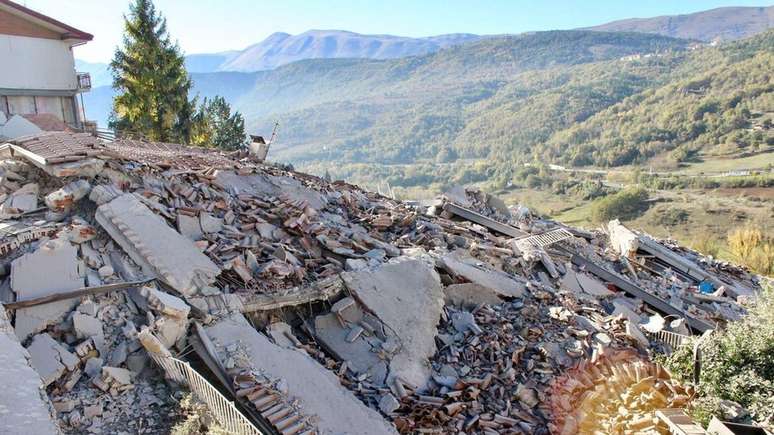 Um morador de L'Aquila viu as luzes duas horas antes do sismo e levou sua família para um local seguro