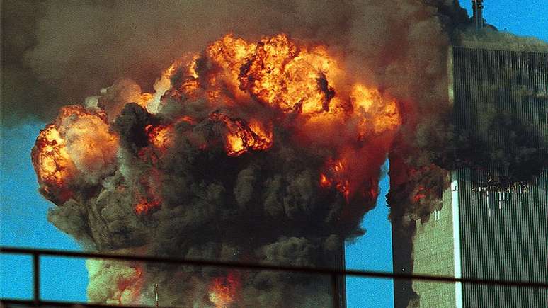 Muito do combust&iacute;vel foi queimado durante a bola de fogo que surgiu quando os avi&otilde;es se chocaram