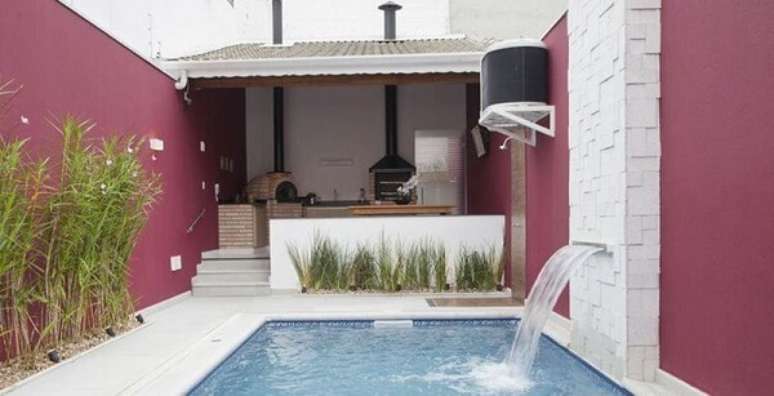 53. Área de lazer pequena com edícula simples e piscina. Fonte: Dicas Decor