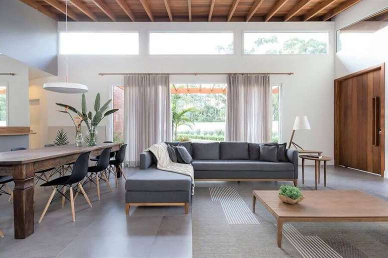 7. Sofá cinza de canto para decoração de sala de estar e jantar integrada grande – Foto: Integra Studio Arquitetura