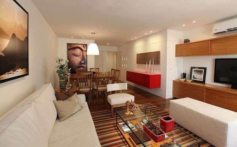 14. Decora&ccedil;&atilde;o com buffet vermelho e tapete listrado para sala de jantar e estar integradas &ndash; Foto: Hercules Bassalo