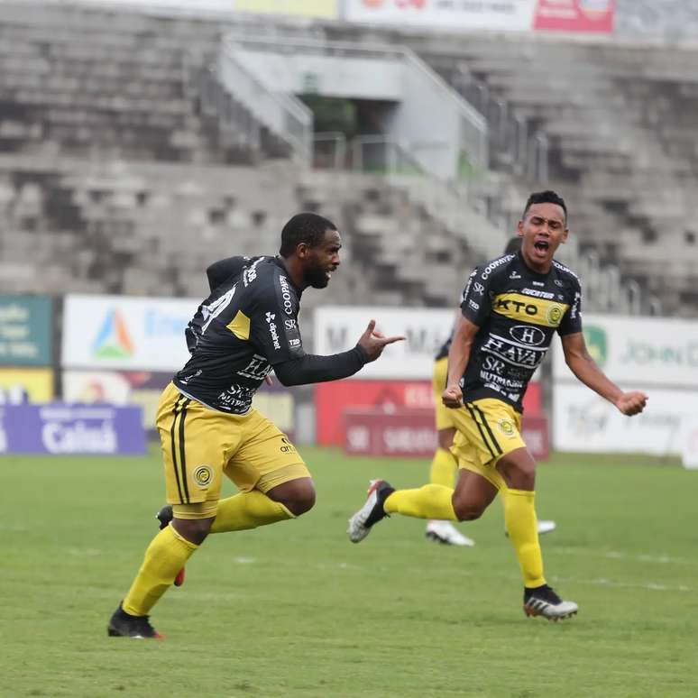 Jogadores do Cascavel comemoram gol na vitória de virada sobre o Athletico-PR