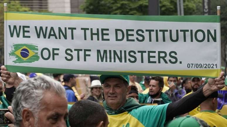 Num cartaz em inglês, manifestante pede a destituição dos ministros do STF no protesto em São Paulo