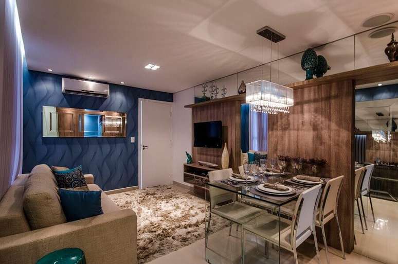 34. Papel de parede azul e tapete felpudo para decoração de sala de estar e jantar integrada – Foto: Blog da MRV