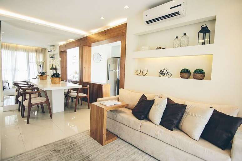 55. Sala de jantar e estar integradas decorada em cores claras com parede espelhada &ndash; Foto: Maria Fernanda Gama Ribeiro