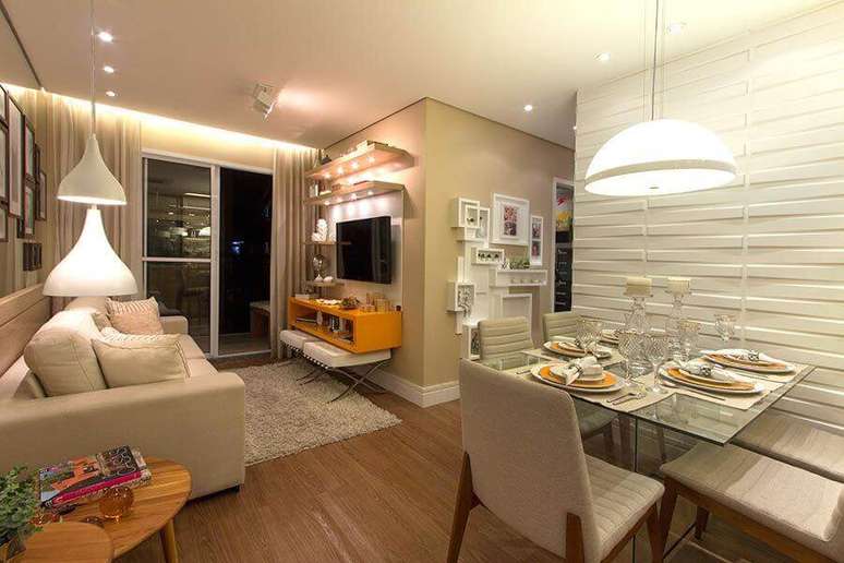 54. Sala de estar e jantar integradas pequenas decoradas em cores claras com revestimento 3D – Foto: Habitissimo