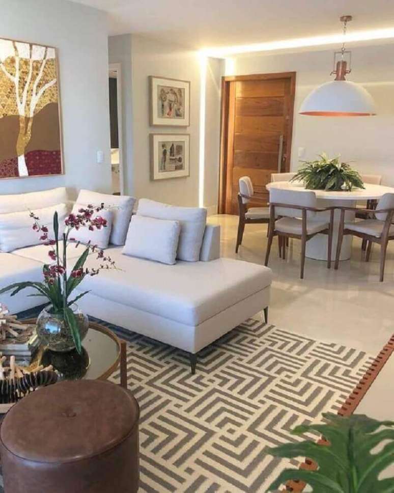 36. Cores claras para decora&ccedil;&atilde;o de sala de estar e jantar integrada com lumin&aacute;ria redonda e sof&aacute; de canto &ndash; Foto: Thais Abreu Arquiteta