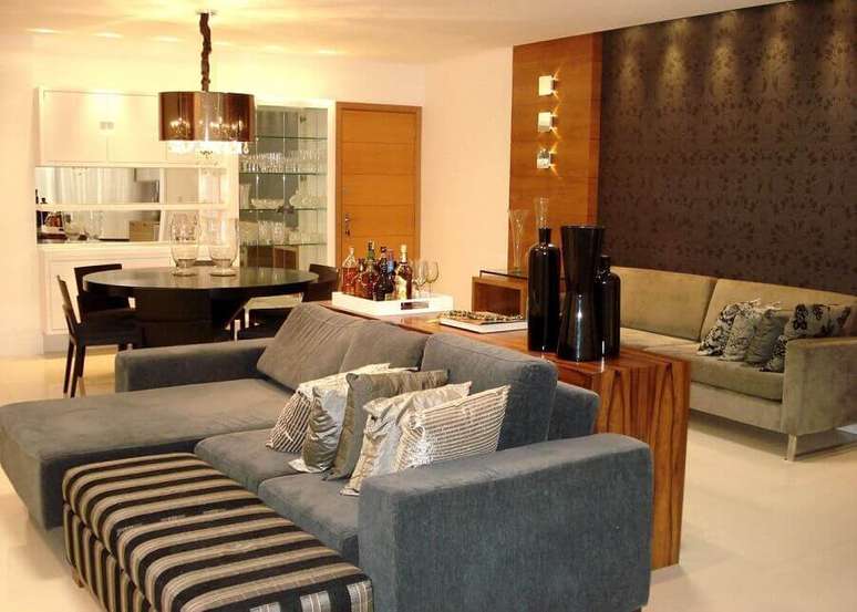 3. Decoração de sala de estar e jantar integrada com mesa redonda de madeira e sofá cinza – Foto: CS Projetos Decoração de Interiores