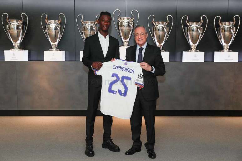 Camavinga recebeu a camisa 25 das mãos do presidente Florentino Pérez (Foto: Antonio Villalba / Real Madrid)